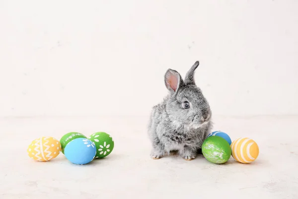 Симпатичный Кролик Пасхальные Яйца Светлом Фоне — стоковое фото