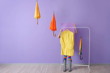 Kadın eli ile modern gardırobun yaratıcı iç mekanı