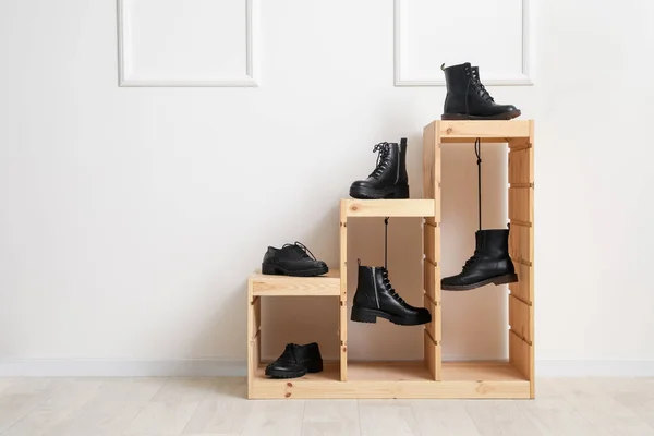 Suporte Criativo Com Sapatos Guarda Roupa Moderno — Fotografia de Stock