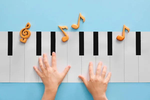 Mãos Femininas Piano Feito Papel Sobre Fundo Cor — Fotografia de Stock