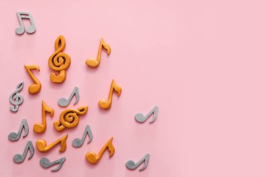 Renk arkaplanı üzerine notalar