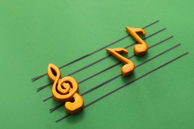 Renk arkaplanı üzerine notalar