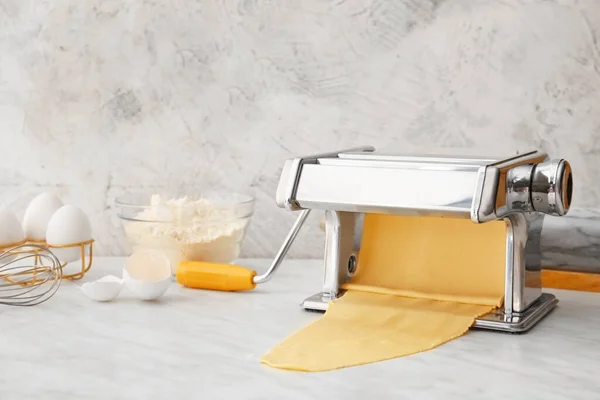 Pasta Machine Met Deeg Lichte Ondergrond — Stockfoto