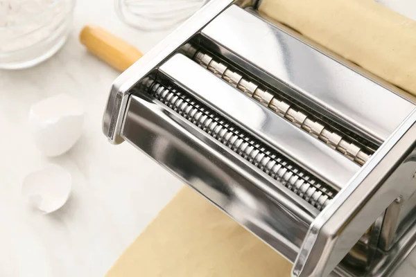 Pasta Machine Met Deeg Lichte Ondergrond — Stockfoto