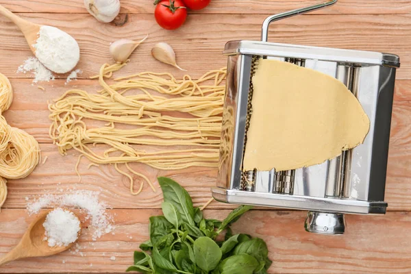 Nudelmaschine Mit Teig Und Zutaten Auf Holzgrund — Stockfoto