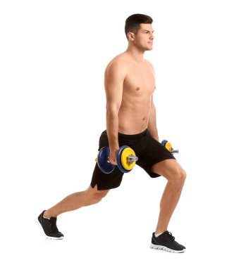 Beyaz arka planda dambılları olan sportif genç adam eğitimi.