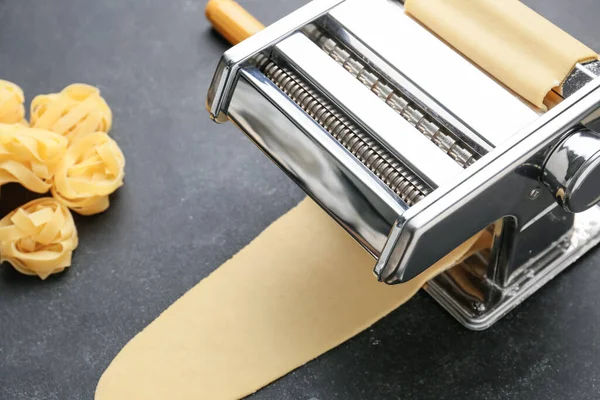 Pasta Maskin Med Deg Mörk Bakgrund — Stockfoto