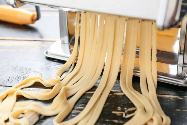 Pasta Machine Met Deeg Houten Ondergrond — Stockfoto