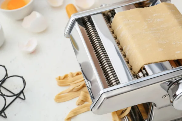 Máquina Pasta Con Masa Ingredientes Sobre Fondo Claro —  Fotos de Stock