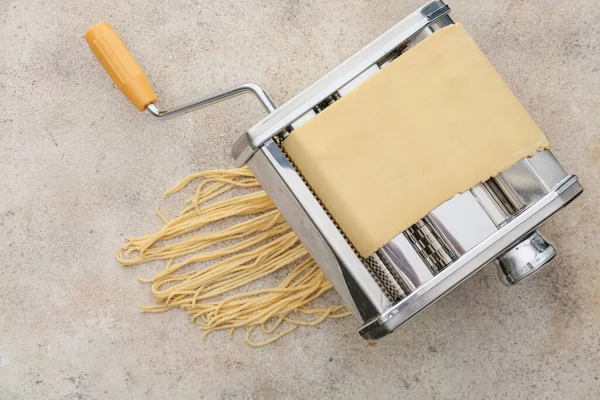 Pasta Machine Met Deeg Lichte Ondergrond — Stockfoto