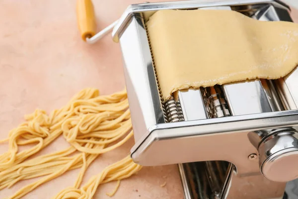 Pasta Machine Met Deeg Kleur Achtergrond — Stockfoto