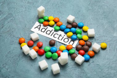 Renkli arka planda farklı tatlılar. Bağımlılık kavramı