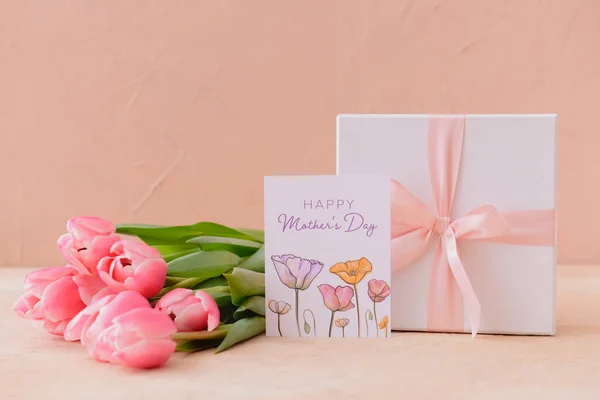 Hermosas Flores Regalo Tarjeta Felicitación Para Día Madre Fondo Color — Foto de Stock