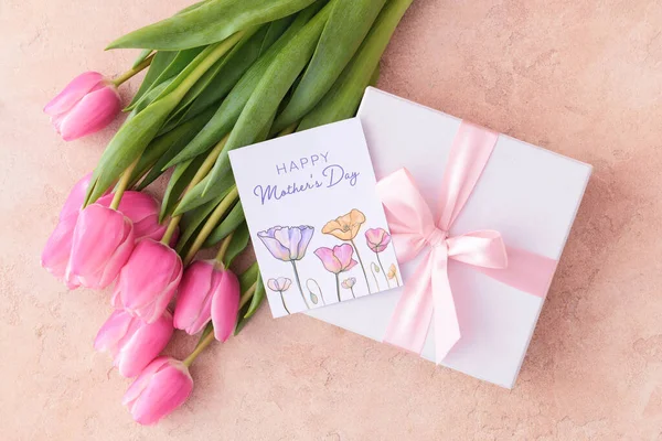 Красивые Цветы Подарки Поздравительные Открытки День Матери Цветном Фоне — стоковое фото