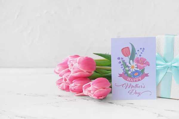 Mooie Bloemen Cadeau Wenskaart Voor Moederdag Lichte Achtergrond — Stockfoto