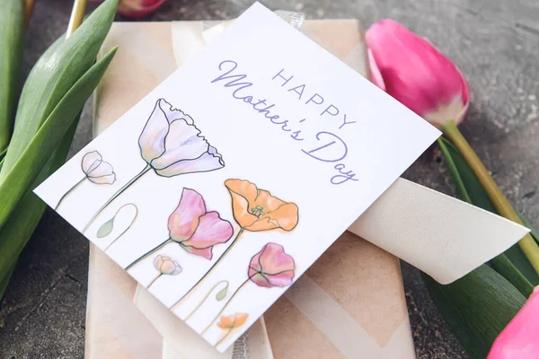 Vackra Blommor Gåva Och Gratulationskort För Mors Dag Grå Bakgrund — Stockfoto