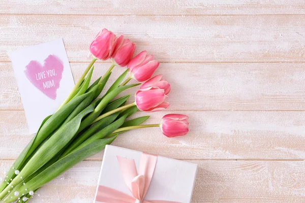 Hermosas Flores Regalo Tarjeta Felicitación Para Día Madre Sobre Fondo — Foto de Stock