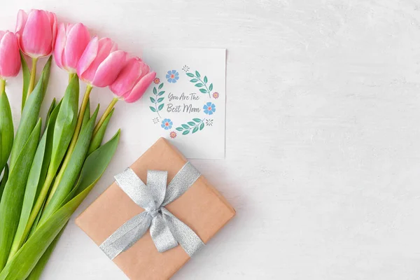 Hermosas Flores Regalo Tarjeta Felicitación Para Día Madre Sobre Fondo — Foto de Stock