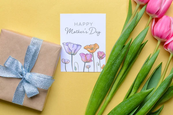 Hermosas Flores Regalo Tarjeta Felicitación Para Día Madre Fondo Color — Foto de Stock