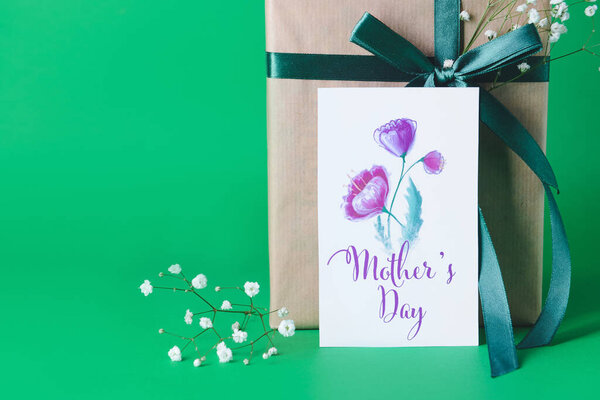 Подарочные и поздравительные открытки на день матери на цветном фоне
