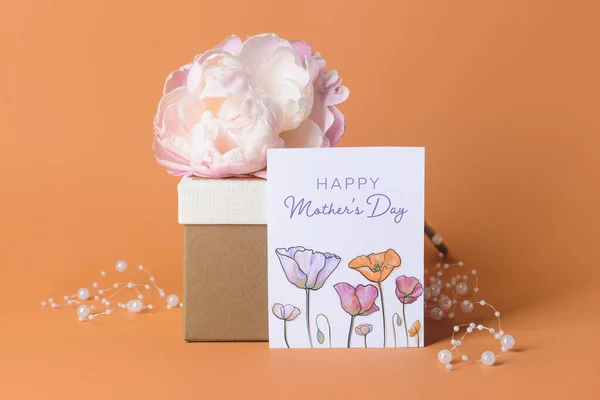 Красивый Цветок Подарок Поздравительные Открытки День Матери Цветном Фоне — стоковое фото