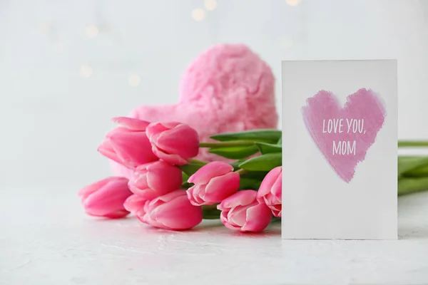 Vackra Blommor Hjärta Och Gratulationskort För Mors Dag Ljus Bakgrund — Stockfoto