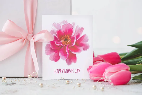Piękne Kwiaty Prezent Kartka Okolicznościowa Dzień Matki Jasnym Tle — Zdjęcie stockowe