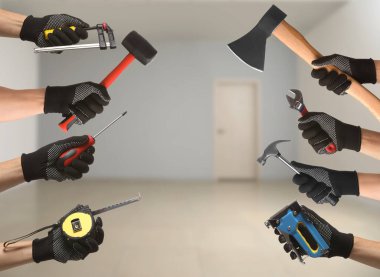 İçerde farklı inşaat aletleri olan birçok el.