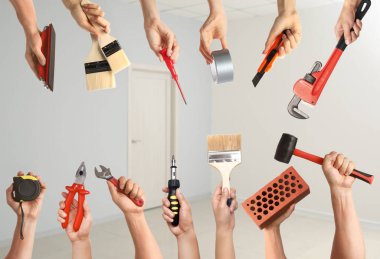 İçerde farklı inşaat aletleri olan birçok el.