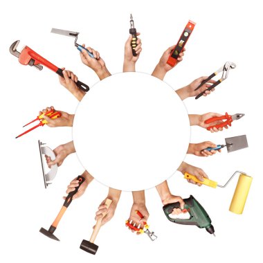 Metin için yeri olan beyaz arkaplan üzerinde erkek ellerinde farklı inşaat araçları kümesi