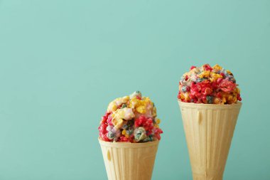 Arkaplanda patlamış mısır topları olan gözleme külahları