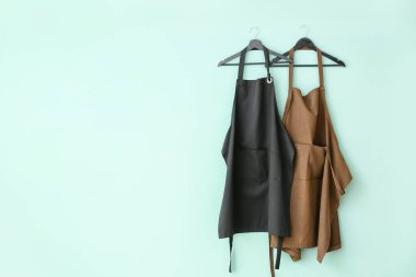 Renk arkaplanında temiz önlükler