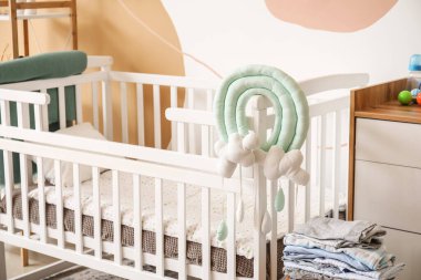 Bebek yatağı olan modern çocuk odasının şık bir tasarımı.