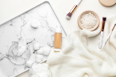 Hafif arkaplanda bir şişe makyaj malzemesi