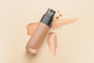 Makyaj vakfı şişesi ve renk arkaplanı örnekleri