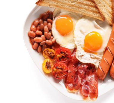 Geleneksel İngiliz kahvaltısı, beyaz arka planda sahanda yumurta.