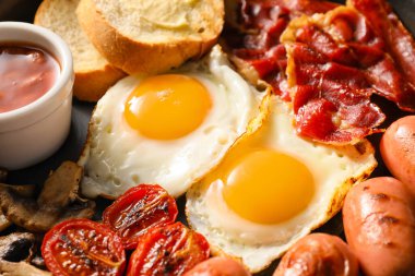 Geleneksel İngiliz kahvaltısı, tavada yumurta, yakın plan.