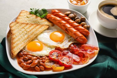 Geleneksel İngiliz kahvaltısı, açık arkaplanda sahanda yumurta.