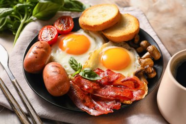 Geleneksel İngiliz kahvaltısı, arka planda kızarmış yumurta.