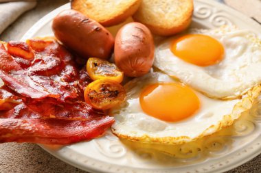 Geleneksel İngiliz kahvaltısı, açık arkaplanda sahanda yumurta.