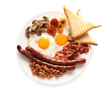 Geleneksel İngiliz kahvaltısı, beyaz arka planda sahanda yumurta.