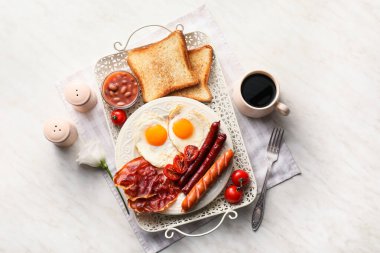 Geleneksel İngiliz kahvaltısı ve hafif arka planda kızarmış yumurta.