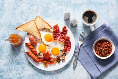 Renkli yumurta ve geleneksel İngiliz kahvaltısı.