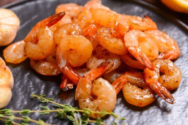 Lezzetli karides tabağı ve kekik, yakın plan.