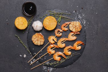 Koyu arkaplanda lezzetli karides tabağı