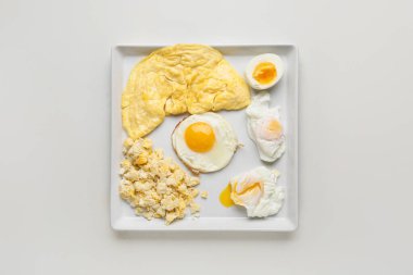 Açık arkaplanda farklı yumurta tabakları.