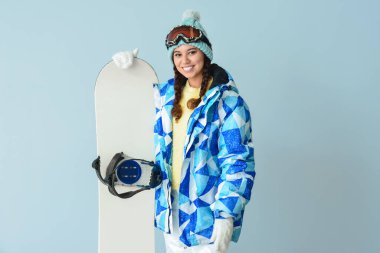 Renkli arka planda kadın snowboardcu