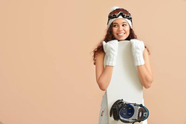 Renkli arka planda kadın snowboardcu