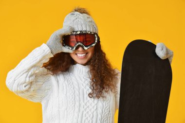 Renkli arka planda kadın snowboardcu