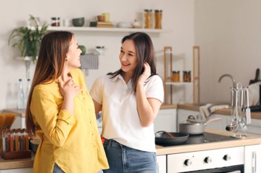 Evdeki genç lezbiyen çift.